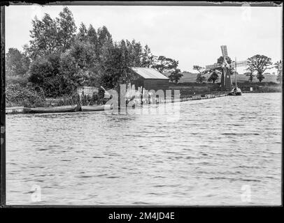 Ein Foto von Thurne Wind Pump in den Norfolk Broads. Soll aus den frühen 1900er Jahren stammen. Digitalisierte Archivkopie eines Original-Halbplattenglasnegativs. Stockfoto