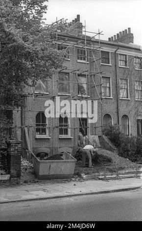 1975 Archivfoto von Renovierungsarbeiten an Häusern aus der frühen Mitte des 19.. Jahrhunderts in Lansdowne Way, Lambeth, im Lansdowne Gardens Conservation Area. Die Häuser wären Mittelklasse-Villen gewesen, oft mit neoklassizistischen oder italienischen Details. Das Gebäude auf dem Foto ist in der Kategorie II aufgeführt. Stockfoto