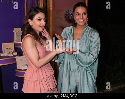 Mumbai, Indien. 21.. Dezember 2022. Die L-R Bollywood-Schauspielerin Soha Ali Khan und Neha Dhupia reagieren auf die Kamera bei der Enthüllung der neuesten Diamantenschmuck-Kollektion in Mumbai. Kredit: SOPA Images Limited/Alamy Live News Stockfoto