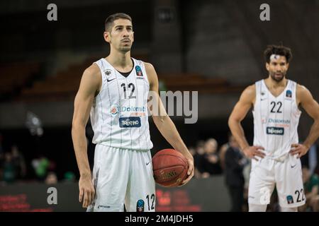 Breslau, Polen, 21.. Dezember 2022. EuroCup 7days: WKS Slask Breslau (grüne Hemden) vs Dolomiti Energia Trento (weiße Hemden) in der Centennial Hall. Abbildung: #12 Diego FLACCADORI © Piotr Zajac/Alamy Live News Stockfoto