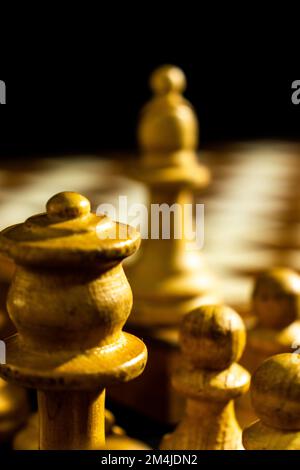 Schachfiguren in Perspektive. Strategiespiel. Konzeptionell Stockfoto