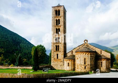 Sant Climent de Taüll, auch bekannt als Kirche St. Clement von Tahull ist eine römisch-katholische Kirche in Katalonien. Es ist ein Beispiel für einen romanischen Bogen Stockfoto