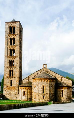 Sant Climent de Taüll, auch bekannt als Kirche St. Clement von Tahull ist eine römisch-katholische Kirche in Katalonien. Es ist ein Beispiel für einen romanischen Bogen Stockfoto