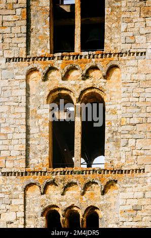 Detail des Glockenturms. Sant Climent de Taüll, auch bekannt als Kirche St. Clement von Tahull ist eine römisch-katholische Kirche in Katalonien. Es ist ein Stockfoto