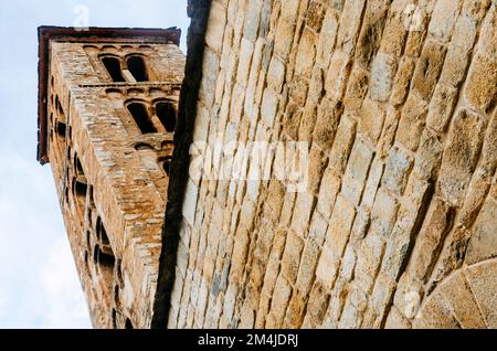 Detail des Glockenturms. Santa Maria de Taüll ist eine romanische Kirche auf dem Gebiet des Vall de Boí. Taüll, Vall de Boí, Lérida, Katalonien, Stockfoto