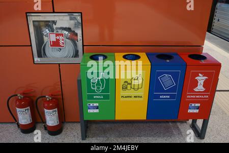 Bukarest, Rumänien - 13. Dezember 2022: Eröffnung der ersten U-Bahn-Station Tudor Arghezi im Süden von Bukarest im Gebiet Berceni Stockfoto