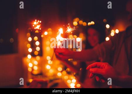 Fröhliche Weihnachten oder Neujahrsglitzer in Handarbeit, eine Gruppe von Freunden, die gemeinsam feiern. Stockfoto