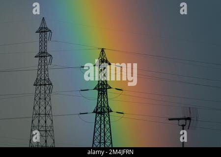 Frankreich, Loiret (45), Chaingy, Rainbow in der Nähe von Pylonen und Hochspannungsleitungen der RTE , französischer Stromnetzbetreiber Stockfoto