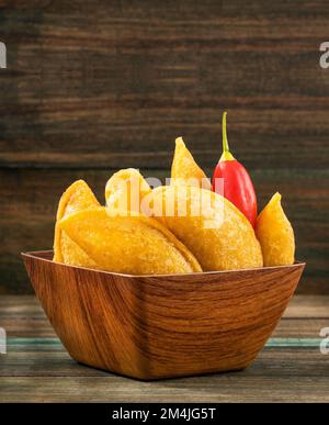 Teller mit gebratenen Empanadas mit Fleischfüllung - typisch kolumbianische Küche Stockfoto
