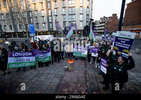 Krankenwagen, Sanitäter und Anrufer der Londoner Ambulanzdienste werden gesehen, wie sie Banner und Plakate halten, die ihre Meinung vor einem Lagerfeuer zum Ausdruck bringen, während sie vor ihrer Basis in Waterloo in London streiken. Nach dem Streik der Krankenschwestern streiken auch Ambulanzmitarbeiter, Sanitäter und Anrufer, um die Gehaltserhöhung mit der britischen Regierung zu streiten. An dem Streik sind Mitglieder von Unison, Unite und GMB beteiligt, und die Regierung drängt die Menschen, heute keine Risikoaktivitäten zu Unternehmen, da es möglicherweise keinen Krankenwagen-Service gibt. (Foto: Hesther Ng/SOPA Images/Sipa USA) Stockfoto