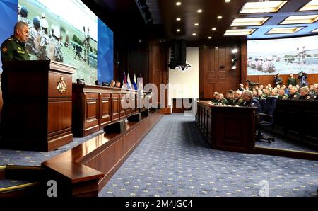 Moskau, Russland. 21.. Dezember 2022. Der russische Verteidigungsminister Sergei Shoigu spricht zu einer erweiterten Sitzung des Vorstands des russischen Verteidigungsministeriums im nationalen Verteidigungskontrollzentrum am 21. Dezember 2022 in Moskau, Russland. Kredit: Mikhail Klimentyev/Kremlin Pool/Alamy Live News Stockfoto