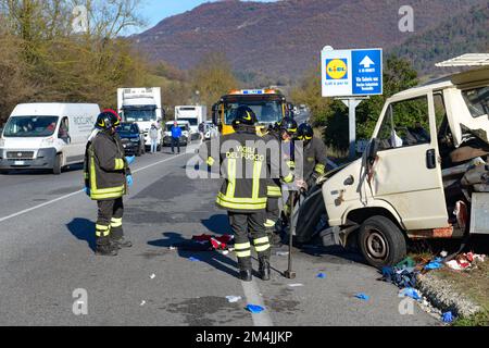 Rieti, Italien. 20.. Dezember 2022. Die Feuerwehrleute entfernen das Blech aus dem Unfall auf der State Road 4 nach Rom am 20. Dezember 2022 in Rieti (Italien). (Foto von Riccardo Fabi/Pacific Press) Kredit: Pacific Press Media Production Corp./Alamy Live News Stockfoto