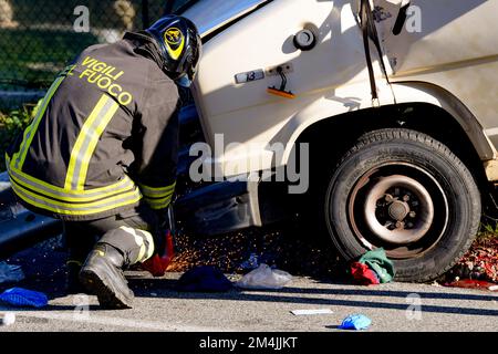 Rieti, Italien. 20.. Dezember 2022. Die Feuerwehrleute entfernen das Blech aus dem Unfall auf der State Road 4 nach Rom am 20. Dezember 2022 in Rieti (Italien). (Foto von Riccardo Fabi/Pacific Press) Kredit: Pacific Press Media Production Corp./Alamy Live News Stockfoto