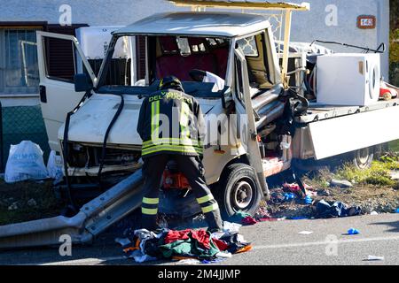 Rieti, Italien. 20.. Dezember 2022. Die Feuerwehrleute entfernen das Blech aus dem Unfall auf der State Road 4 nach Rom am 20. Dezember 2022 in Rieti (Italien). (Foto von Riccardo Fabi/Pacific Press) Kredit: Pacific Press Media Production Corp./Alamy Live News Stockfoto