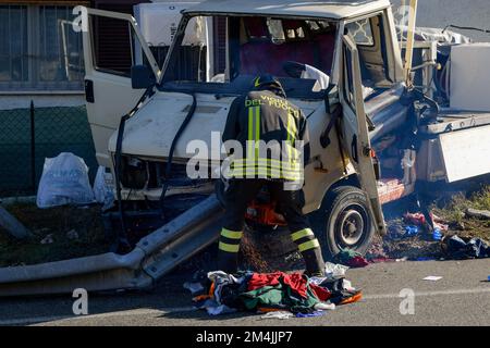 Rieti, Italien. 20.. Dezember 2022. Die Feuerwehrleute entfernen das Blech aus dem Unfall auf der State Road 4 nach Rom am 20. Dezember 2022 in Rieti (Italien). (Foto von Riccardo Fabi/Pacific Press) Kredit: Pacific Press Media Production Corp./Alamy Live News Stockfoto