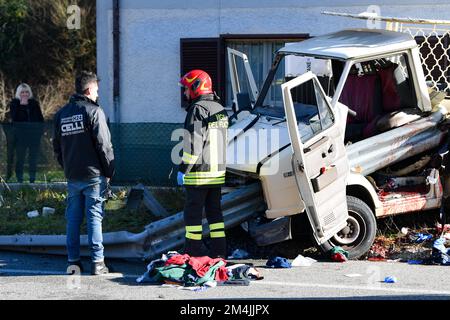 Rieti, Italien. 20.. Dezember 2022. Die Feuerwehrleute entfernen das Blech aus dem Unfall auf der State Road 4 nach Rom am 20. Dezember 2022 in Rieti (Italien). (Foto von Riccardo Fabi/Pacific Press) Kredit: Pacific Press Media Production Corp./Alamy Live News Stockfoto