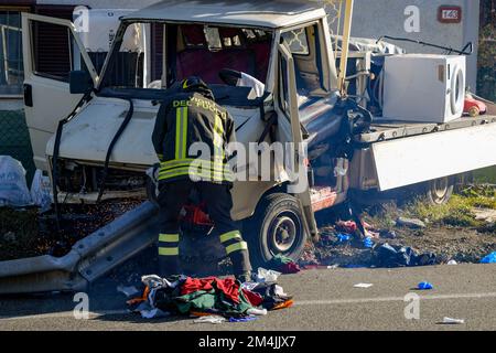 Rieti, Italien. 20.. Dezember 2022. Die Feuerwehrleute entfernen das Blech aus dem Unfall auf der State Road 4 nach Rom am 20. Dezember 2022 in Rieti (Italien). (Foto von Riccardo Fabi/Pacific Press) Kredit: Pacific Press Media Production Corp./Alamy Live News Stockfoto