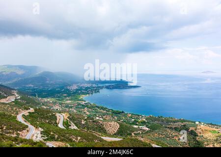 Panoramablick auf den Saronischen Golf und die Stadt Palaia Epidavros auf der Halbinsel Peloponnes in Griechenland. Stockfoto