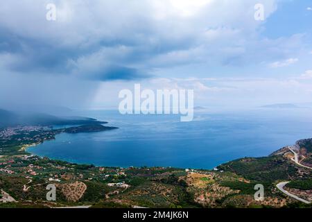 Panoramablick auf den Saronischen Golf und die Stadt Palaia Epidavros auf der Halbinsel Peloponnes in Griechenland. Stockfoto