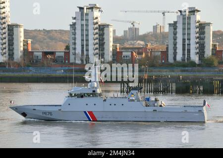 Das französische Marine Nationale Flamant-Klasse-Patrouillenschiff P676 FS Flamant fährt nach einem Besuch in London die Themse hinunter Stockfoto