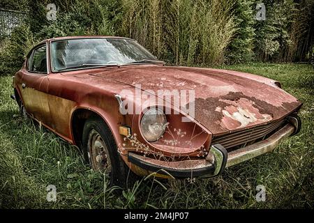 Der rostende Hügel eines einst großartigen Sportwagens und GT-Autos. Der Datsun 240Z kam Ende 1969 auf den Markt und war ein enormer Erfolg. Inspiriert vom Jaguar Stockfoto