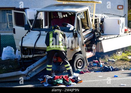 Rieti, Rieti, Italien. 20.. Dezember 2022. Die Feuerwehrleute entfernen das Blech aus dem Unfall auf der State Road 4 nach Rom am 20. Dezember 2022 in Rieti (Italien). (Kreditbild: © Riccardo Fabi/Pacific Press via ZUMA Press Wire) Stockfoto