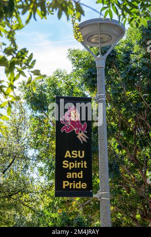 Phoenix, AZ - 11. November 2022: Lampenbanner für ASU Spirit and Pride mit dem Logo von Sparky, dem Sundevil Stockfoto