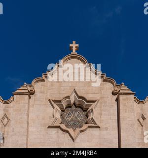 Phoenix, AZ - 11. November 2022: Das Rosenfenster der Trinity Episkopal Cathedral besteht aus Dreiecken, die die Dreifaltigkeit symbolisieren, und die beiden Dreiecke bilden das S Stockfoto