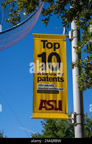 Phoenix, AZ - 11. November 2022: Lampenbanner für ASU, Top 10 in den USA für Patente Stockfoto