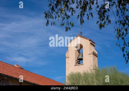 Phoenix, Arizona - 11. November 2022: Glockenturm der Trinity Episcopal Cathedral Stockfoto