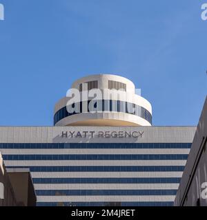 Phoenix, AZ - 11. November 2022: Das Hyatt Regency ist ein 4-Sterne-Hotel in zentraler Lage in der Innenstadt von Phoenix. Stockfoto