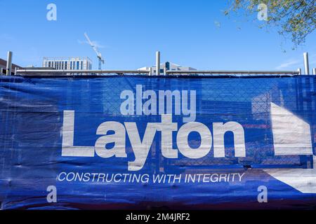 Phoenix, AZ - 11. November 2022: Dieses Firmenbanner befindet sich auf Sicherheitszäunungen rund um eine Baustelle in der Innenstadt. Layton Construction ist eine Top-Nation Stockfoto