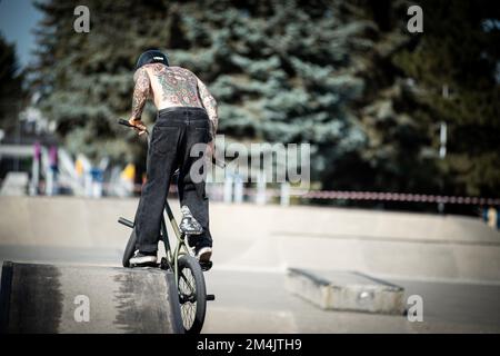 Ein junger Mann auf einem Fahrrad während des BMX-Rennens im Skate Park in Kosice Stockfoto