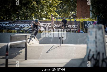 Ein junger Mann, der während des BMX-Rennens im Skate Park in Kosice auf ein Fahrrad springt Stockfoto