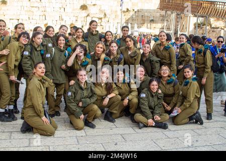 10. November 2022 Eine große Gruppe junger weiblicher israelischer Armeeanwärter postiert für ein Foto in der Nähe des Tempelbergs in Jerusalem Israel Stockfoto