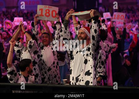 Alexandra Palace, London, Großbritannien. 21.. Dezember 2022. 2022/23 PDC Cazoo World Darts Championships Day 7 Abendveranstaltung; Dart-Fans in schickem Kleid Gutschrift: Action Plus Sports/Alamy Live News Stockfoto