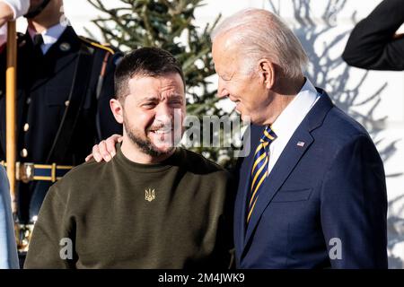 Washington, Usa. 21.. Dezember 2022. Präsident Joe Biden sprach kurz nach seiner Ankunft im Weißen Haus mit Präsident Volodymyr Zelensky von der Ukraine. (Foto: Michael Brochstein/Sipa USA) Guthaben: SIPA USA/Alamy Live News Stockfoto