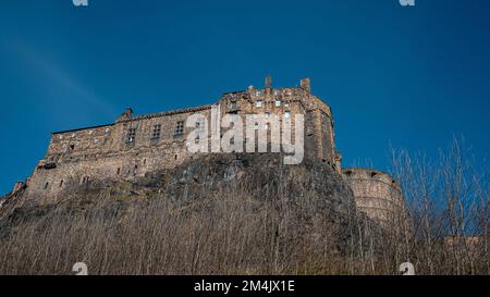 Atemberaubender Blick auf Edinburgh Castle, auch bekannt als Eiden's burgh, in Edinburgh, Schottland. Stockfoto