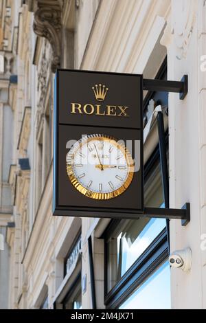 Prag, CZ - 16. Mai 2021 : Rolex-Uhr mit Logo an der Ladenfront. Reklametafeln für ein Luxusgeschäft. Schweizer Luxus. Editorial Stockfoto