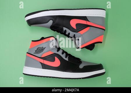 Prag, CZ - 16. Mai 2021: Nike Air Jordan Retro Model 1 Mid Custom HOT PUNCH Pink Shadow. Personalisierbare Retro-Sneaker-Draufsicht auf Grün. Editorial Stockfoto