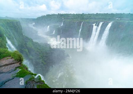 Das größte Wasserfallsystem der Erde, Iguazu, aus einem Hubschrauber Stockfoto