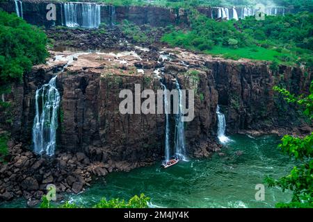 Das größte Wasserfallsystem der Erde, Iguazu, aus einem Hubschrauber Stockfoto
