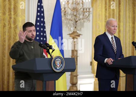 Washington, Usa. 21.. Dezember 2022. Der ukrainische Präsident Volodymyr Zelensky (L) und der Präsident Joe Biden halten am Mittwoch, den 21. Dezember 2022, eine gemeinsame Pressekonferenz im Weißen Haus in Washington, DC, ab. Das Weiße Haus kündigte heute weitere $2 Milliarden Dollar an militärischer Unterstützung für die Ukraine an, einschließlich einer hochentwickelten Patriot-Raketenbatterie. Foto: Oliver Contreras/UPI Credit: UPI/Alamy Live News Stockfoto