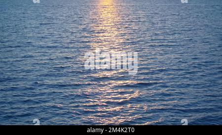 Wunderschöne Wasseroberfläche im Sonnenlicht über dem Horizont Stockfoto