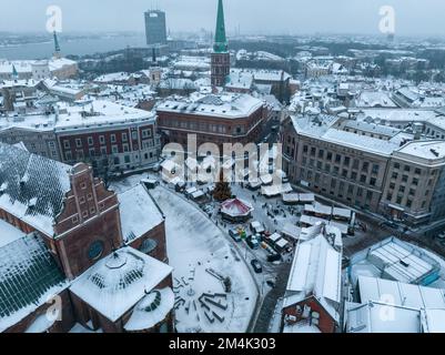 Der Weihnachtsmarkt in der Altstadt von Riga aus der Vogelperspektive Stockfoto