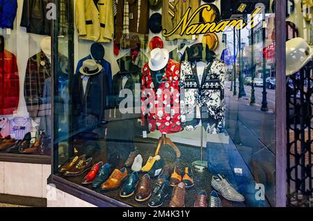 Namans Schaufensterausstellung im Kaufhaus ist am 18. Dezember 2017 in der Dauphin Street in Mobile, Alabama, abgebildet. Der Herrenbekleidungsladen wurde vor 80 Jahren eröffnet. Stockfoto