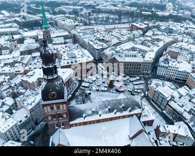 Der Weihnachtsmarkt in der Altstadt von Riga aus der Vogelperspektive Stockfoto