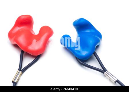 Nahaufnahme von individuellen Gehörschutzstöpseln aus Silikon für Gehörschutz oder Schwimmen in rot und blau isoliert auf weißem Hintergrund Stockfoto