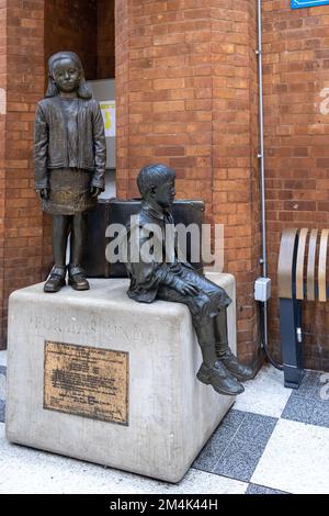 LONDON - 10. AUGUST 2019. Die Kindertransport-Gedenkskulptur am Bahnhof Liverpool Street. Bronzestatue von zwei Flüchtlingen aus den Nazi-Pogromen. Thi Stockfoto