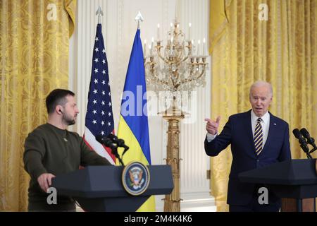 Washington, Usa. 21.. Dezember 2022. Präsident Joe Biden (R) spricht auf einer gemeinsamen Pressekonferenz mit dem ukrainischen Präsidenten Volodymyr Zelensky am Mittwoch, den 21. Dezember 2022, im Weißen Haus in Washington, DC. Das Weiße Haus kündigte heute weitere $2 Milliarden Dollar an militärischer Unterstützung für die Ukraine an, einschließlich einer hochentwickelten Patriot-Raketenbatterie. Foto: Oliver Contreras/UPI Credit: UPI/Alamy Live News Stockfoto